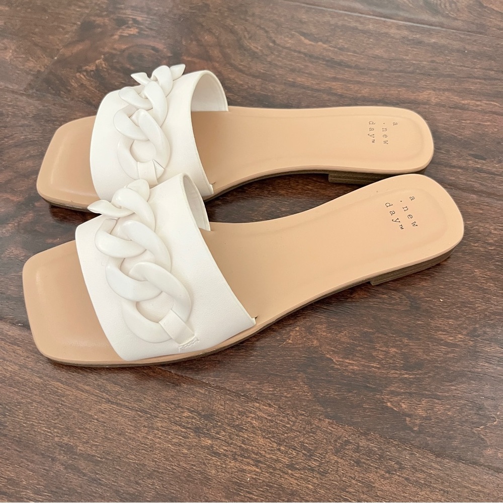 White chain link slide flat sandals size 7.5